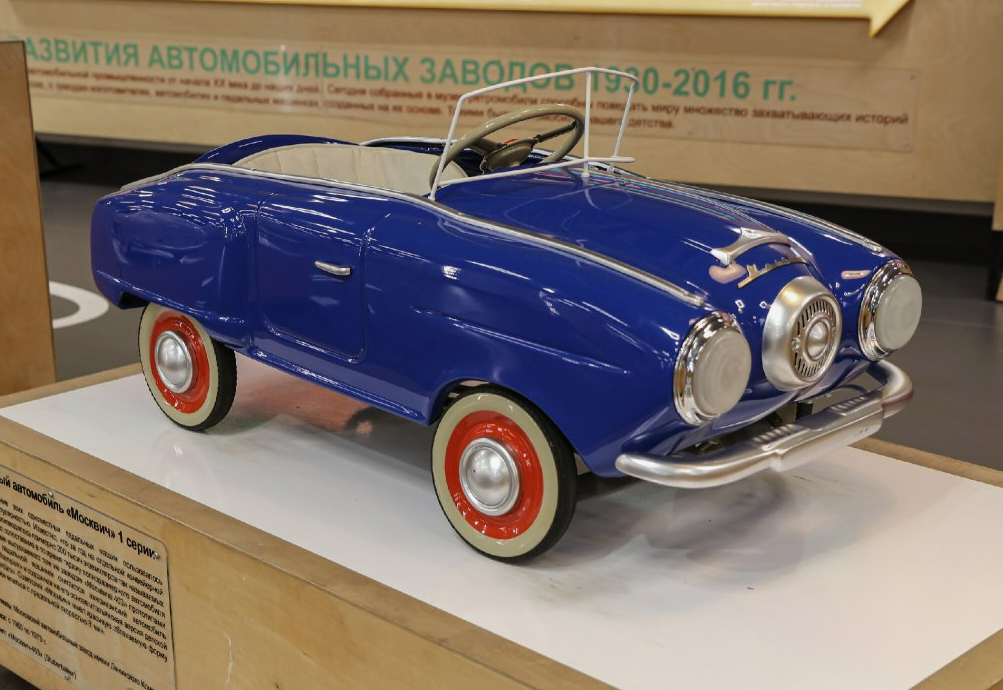 Педальный автомобиль москвич
